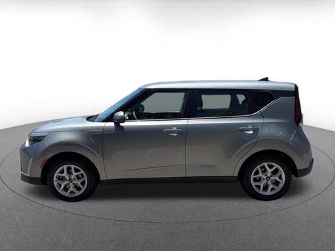 Used 2025 Kia Soul LX w/ LX Technology Package FWD image 9