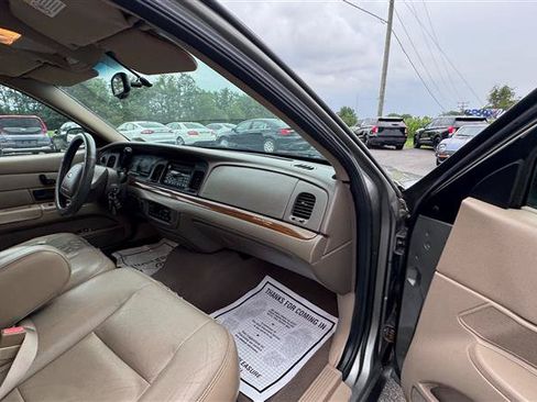 Used 2003 Ford Crown Victoria LX RWD image 35