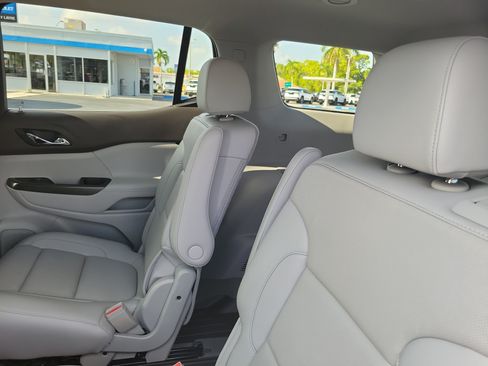 Used 2022 GMC Acadia SLT w/ Technology Package FWD image 9