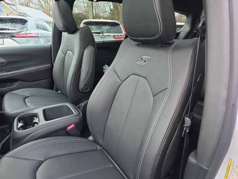 New 2026 Chrysler Pacifica Select w/ S Appearance Package image 4