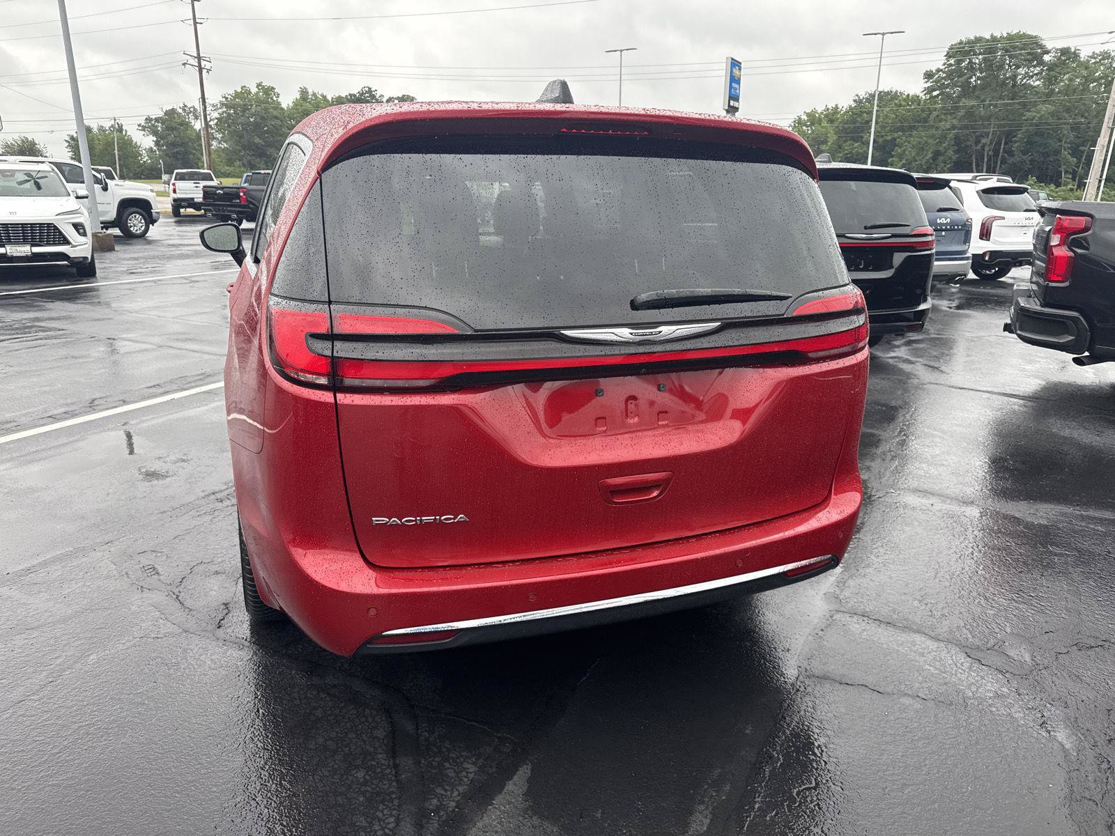 Used 2025 Chrysler Pacifica Select FWD image 3