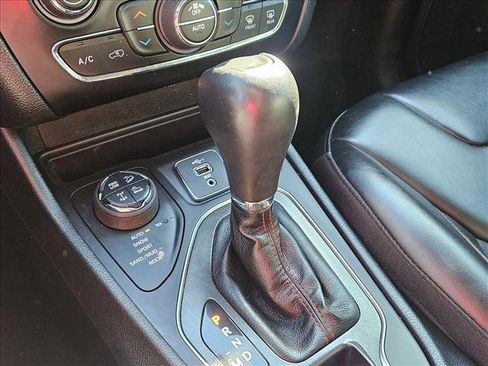 Used 2020 Jeep Cherokee Trailhawk image 14