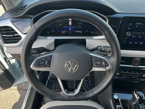Used 2025 Volkswagen Taos SE w/ Panoramic Sunroof Package image 18