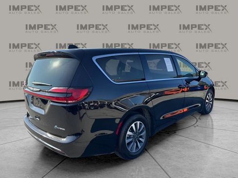 Used 2024 Chrysler Pacifica Select image 5