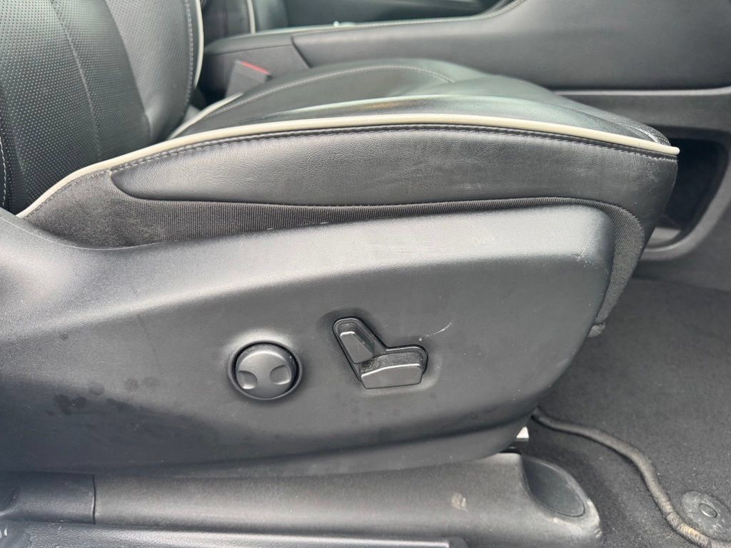 Used 2025 Chrysler Pacifica Limited FWD image 18
