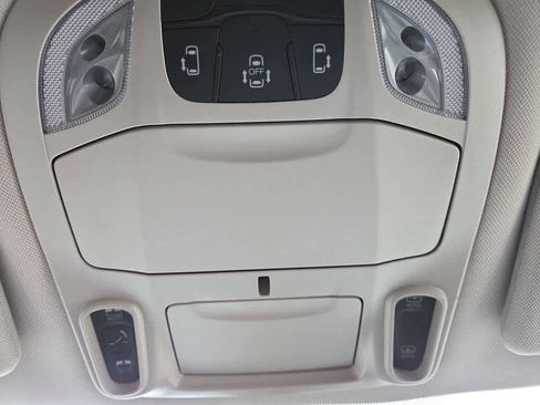 Used 2023 Chrysler Pacifica Limited w/ Uconnect Theater Family Group image 28