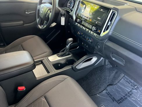 Used 2025 Nissan Frontier SV RWD image 15