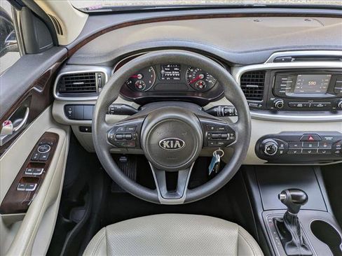 Used 2018 Kia Sorento FWD V6 image 15