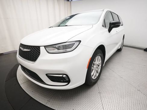 Used 2024 Chrysler Pacifica Touring-L FWD image 12