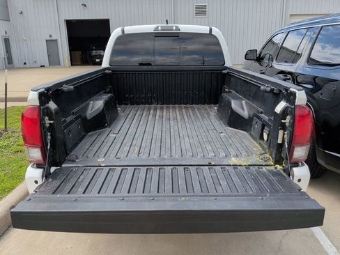 Used 2018 Toyota Tacoma TRD Sport w/ Technology Package AWD/4WD image 8