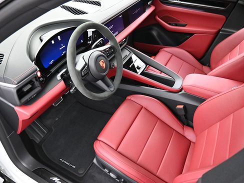 Certified 2025 Porsche Macan 4S Electric AWD/4WD image 4