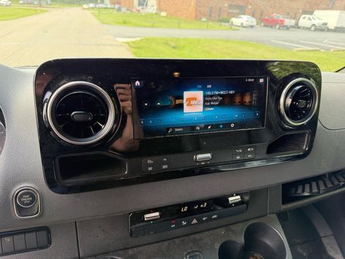 Used 2021 Mercedes-Benz Sprinter 2500 image 9