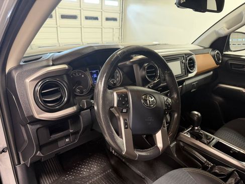 Used 2018 Toyota Tacoma SR5 AWD/4WD image 14