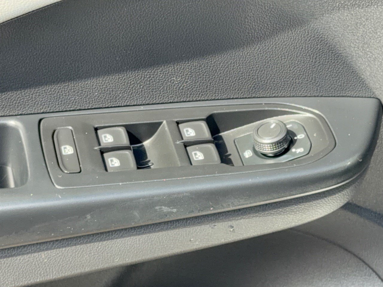 Used 2022 Volkswagen Taos SE w/ Panoramic Sunroof Package FWD image 15