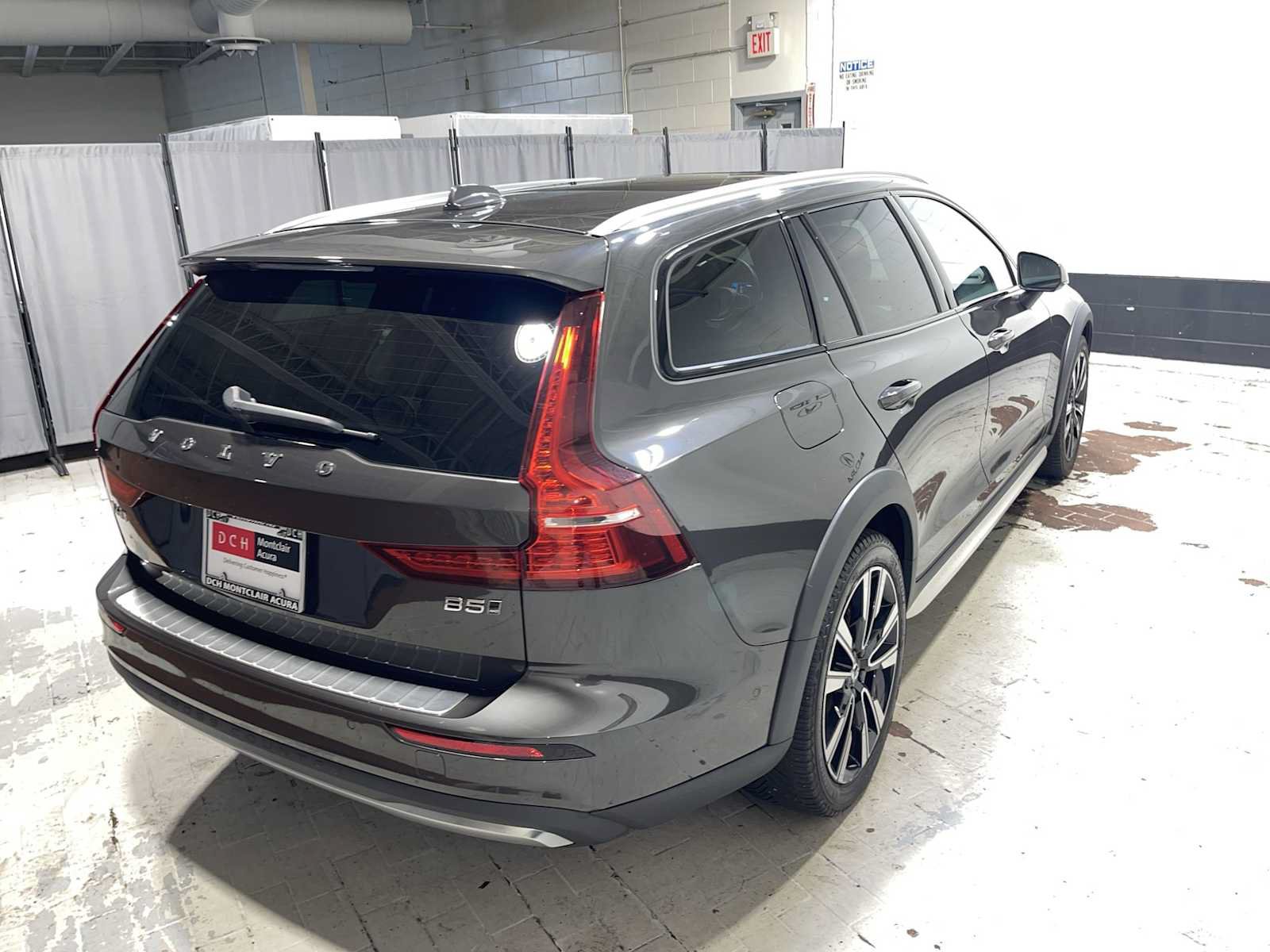 Used 2023 Volvo V60 B5 Cross Country Ultimate w/ Climate Package AWD/4WD image 26