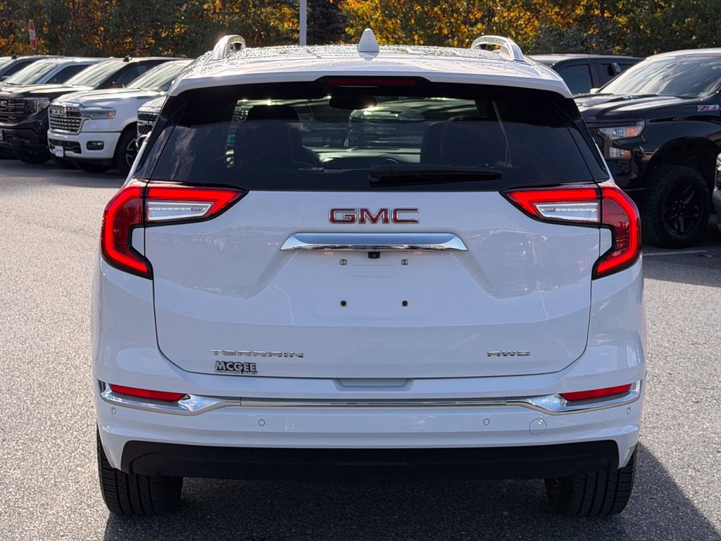 Used 2024 GMC Terrain Denali w/ Denali Premium Package AWD/4WD image 4