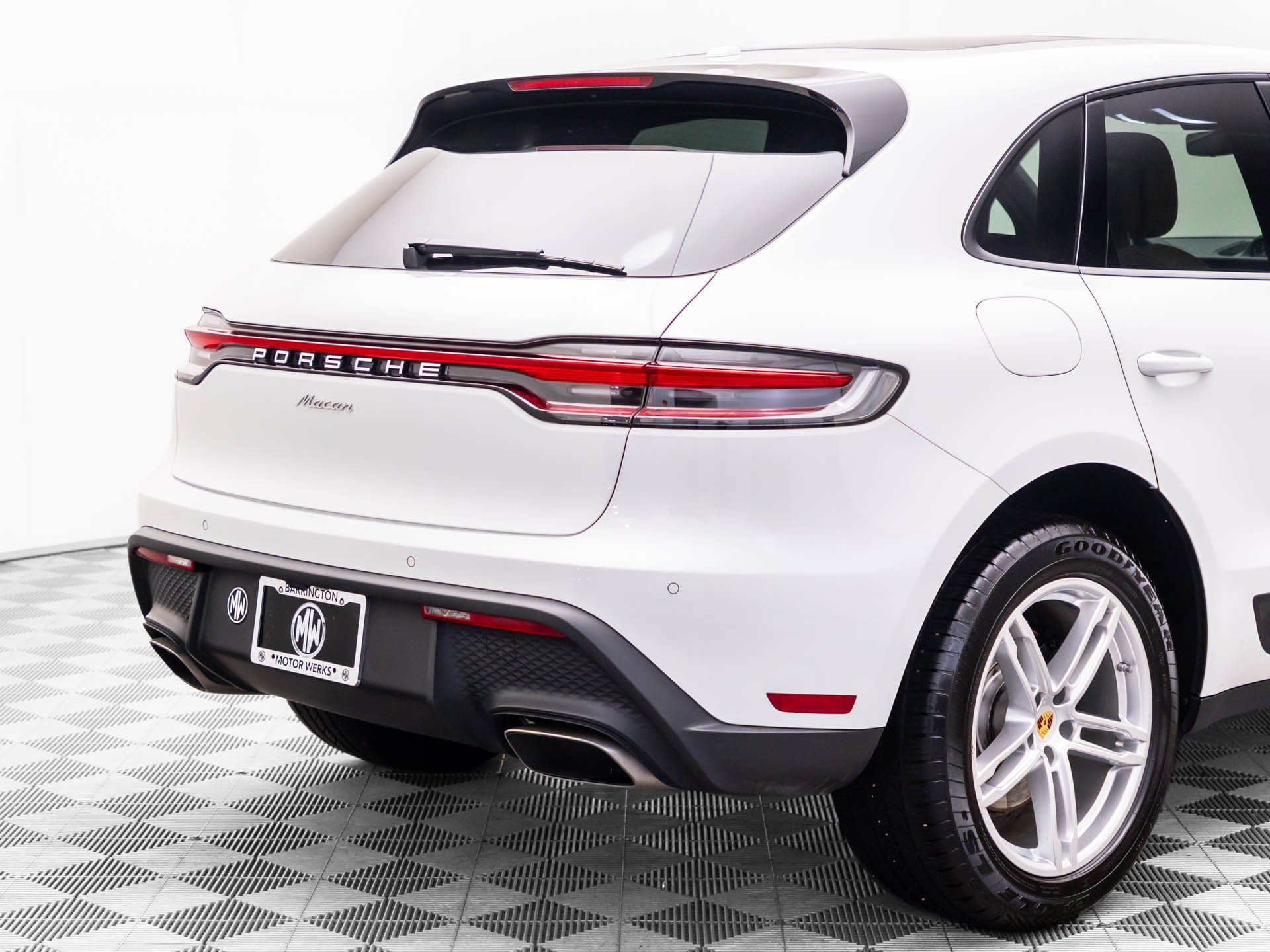 Certified 2023 Porsche Macan AWD/4WD image 29