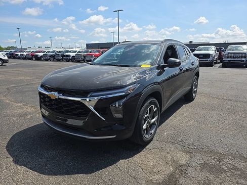 Used 2025 Chevrolet Trax LT FWD image 2