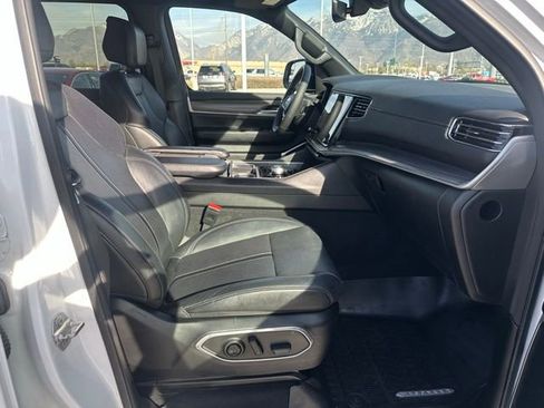 Used 2024 Jeep Wagoneer Series III AWD/4WD image 17