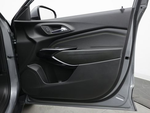 Used 2024 Chevrolet Trax LT w/ Sunroof Package FWD image 39