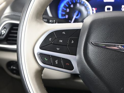 Used 2020 Chrysler Pacifica Limited image 41