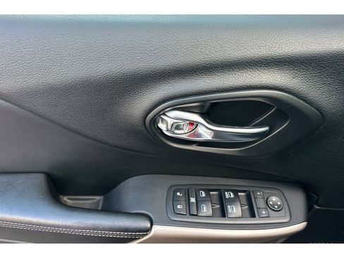 Used 2017 Jeep Cherokee Latitude w/ True North Edition image 13