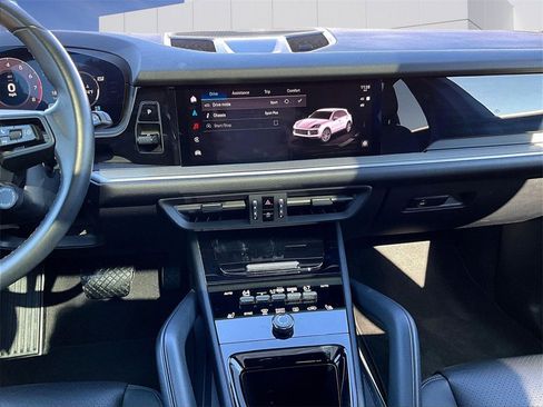 Used 2024 Porsche Cayenne image 16