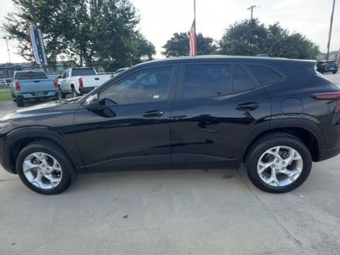 Used 2025 Chevrolet Trax LS w/ LS Convenience Package FWD image 5