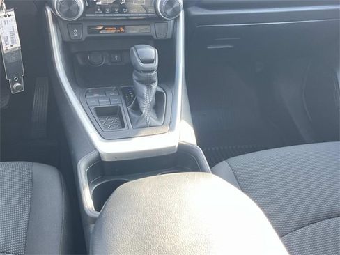 Used 2021 Toyota RAV4 LE image 16