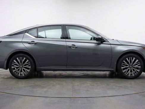 Used 2025 Nissan Altima 2.5 SV image 11