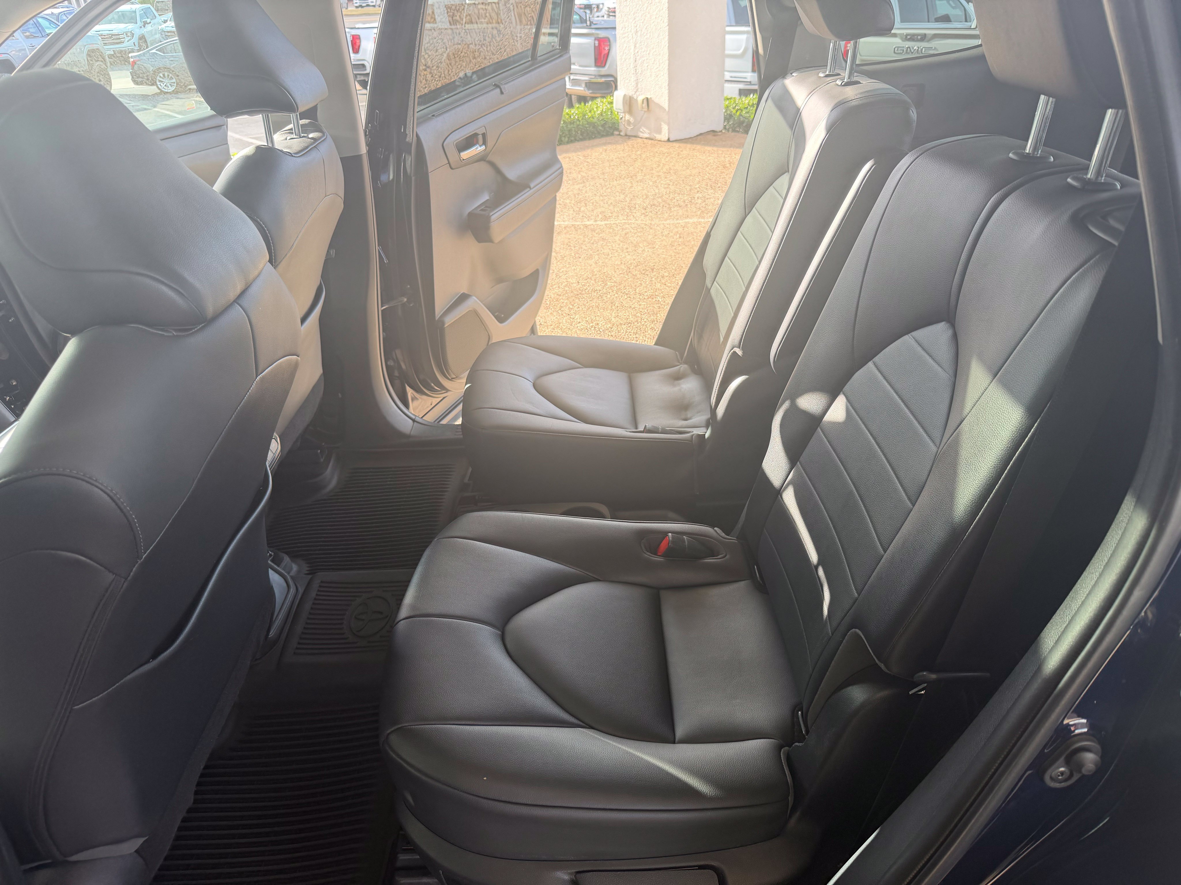 Used 2020 Toyota Highlander XLE FWD image 40