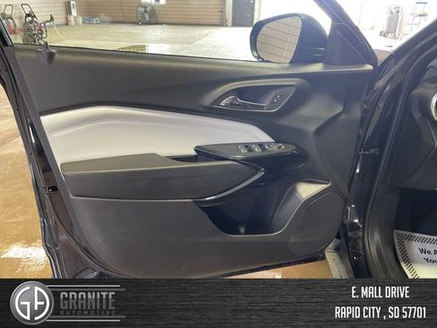 Used 2025 Chevrolet Trax LT FWD image 11