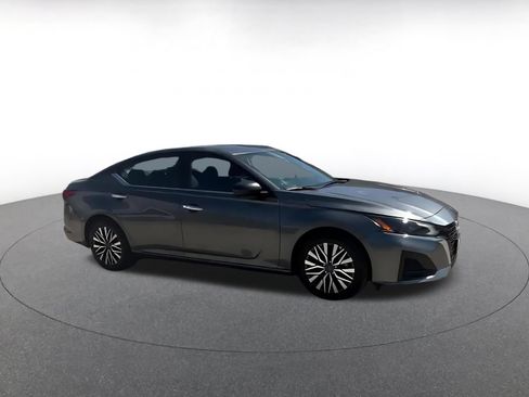 Used 2025 Nissan Altima 2.5 SV FWD image 2