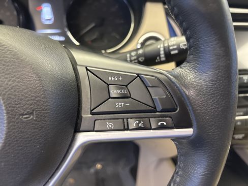Used 2017 Nissan Rogue SV FWD image 16
