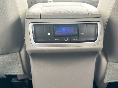 Used 2018 Toyota Highlander Limited FWD image 31
