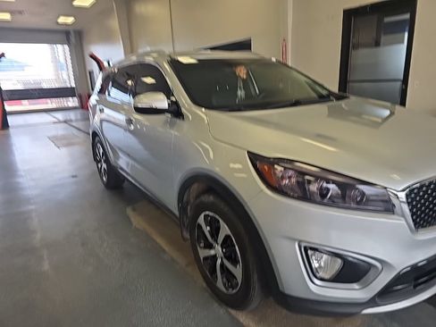 Used 2016 Kia Sorento EX FWD image 1