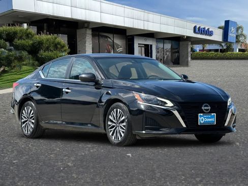 Used 2025 Nissan Altima 2.5 SV FWD image 10