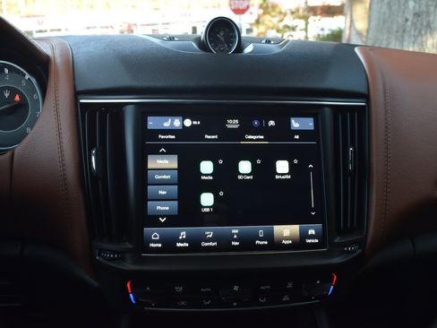 Used 2021 Maserati Levante AWD/4WD image 40