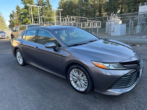 Used 2019 Toyota Camry XLE image 3