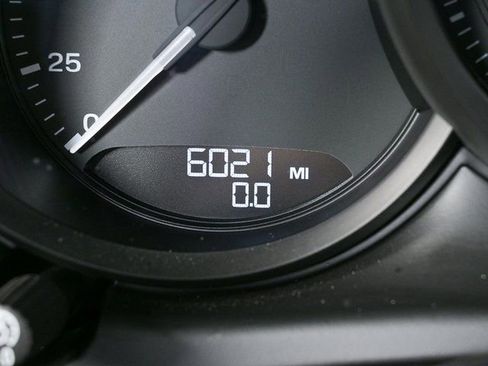 Certified 2025 Porsche Macan image 9