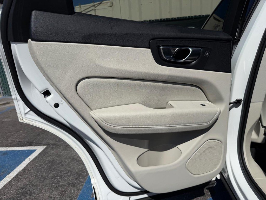Used 2022 Volvo XC60 B5 Momentum AWD/4WD image 44