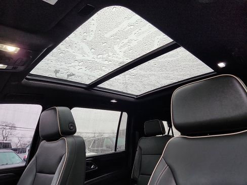 Used 2023 GMC Yukon XL SLT w/ SLT Premium Package image 15