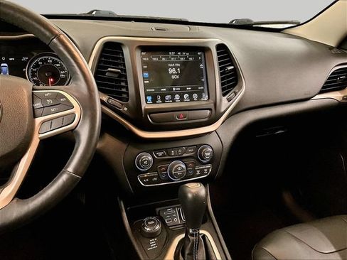 Used 2017 Jeep Cherokee Limited AWD/4WD image 6