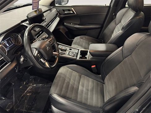 Used 2024 Mitsubishi Outlander SE Black Edition image 9