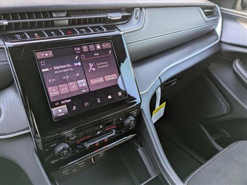 New 2025 Jeep Grand Cherokee Altitude image 12