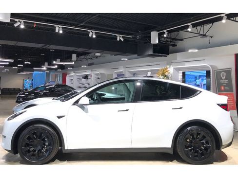 Used 2021 Tesla Model Y Long Range image 8