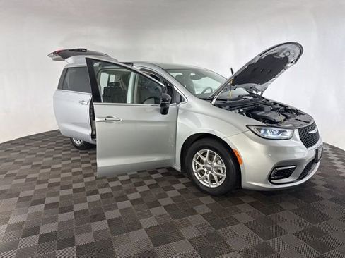 Used 2024 Chrysler Pacifica Touring-L image 12