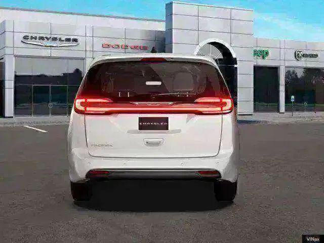 New 2027 Chrysler Pacifica Select FWD image 6