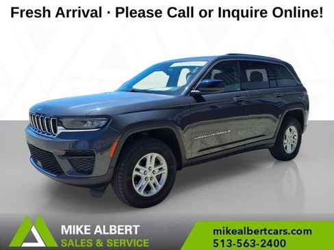 Used 2023 Jeep Grand Cherokee Laredo AWD/4WD image 3