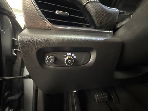 Used 2023 Chevrolet Traverse Premier FWD image 18